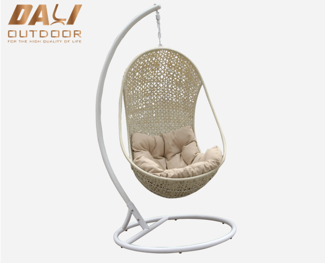 Billigt Pris Inomhus Uteplats Rotting Wicker Hängande Ägg Swing Stol Med Metall Ställ